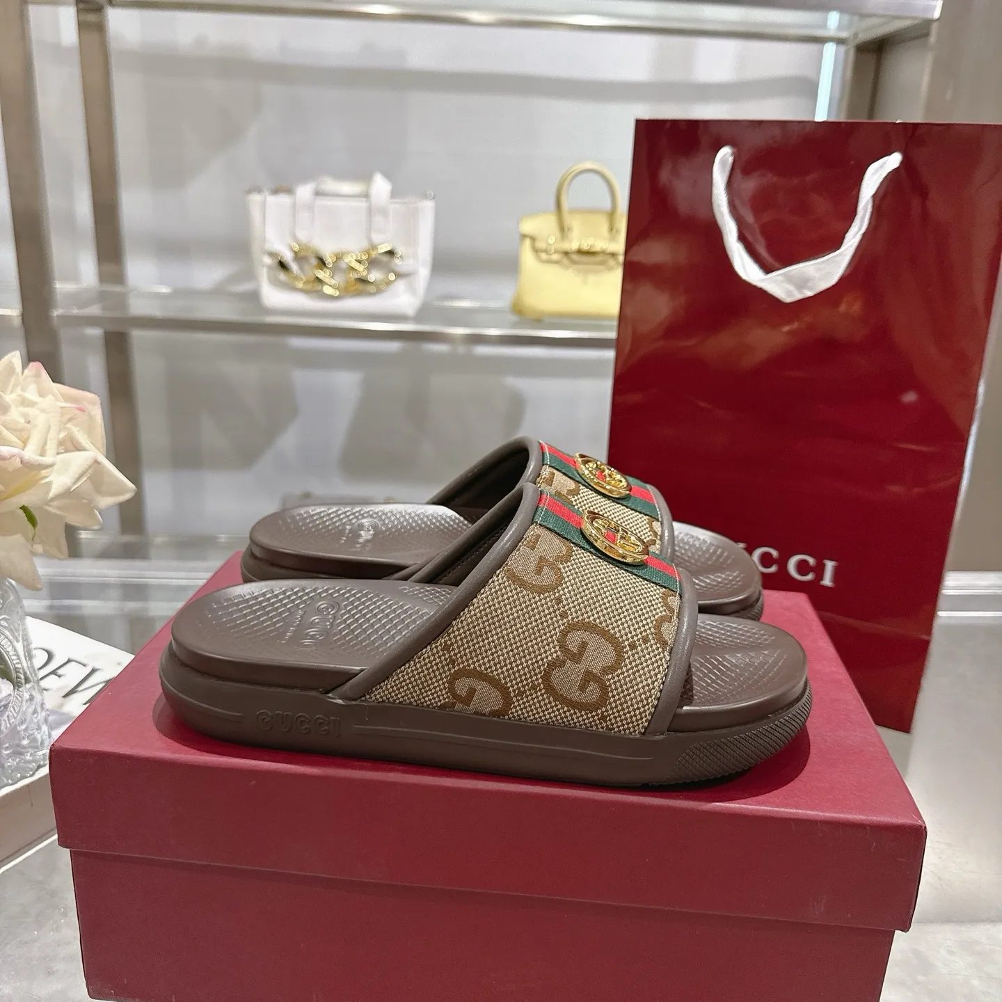 👑 Men's Shoes 420💰 New Summer Men's Slip-On Slides This piece is inspired by the summer spirit and beach clubs of the Italian coast and is part of Gucci Lido. The Pre-Fall collection reinterprets the brand's signature elements and sophisticated patterns in a contemporary way. Made from black rubber, these flat sandals feature a slip-on design that reinterprets the brand's distinctive green and red web design.  GG Classic Upper Men's Molded Rubber Footbed GG Gold Hardware Logo Flat Made in Italy Size: Men's 40 to 47,